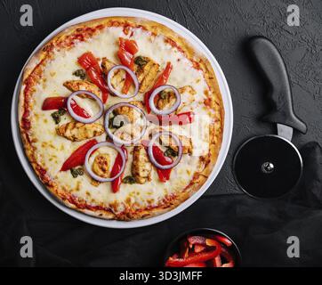 Essen, frische Grillpizza mit Hühnchen und Gemüse Stockfoto