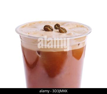 Essen, Dalgona-Kaffeespezialme mit Milch in einer Tasse mit Kaffeebohnen Stockfoto