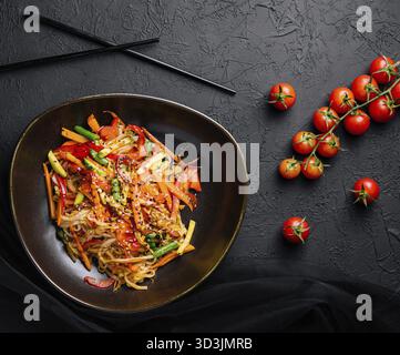Essen, asiatische vegetarische Udon-Nudeln mit Gemüse in einer Schüssel Stockfoto