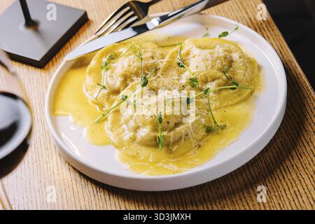 Essen, italienische Ravioli mit einem Glas Wein Stockfoto