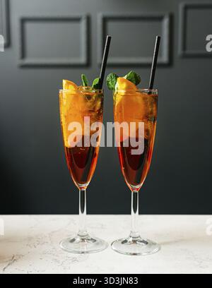 Essen, zwei Aperol-Cocktails an der Bar. Cocktail mit Orangenscheibe, Minze und Eis in zwei Gläsern Stockfoto
