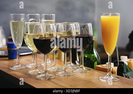 Essen, Gläser Rot- und Weißwein mit Orangensaft an der Bar. Erfrischungen bei der Veranstaltung Stockfoto