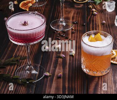 Essen, verschiedene bunte exotische alkoholische Cocktails auf Holz Stockfoto