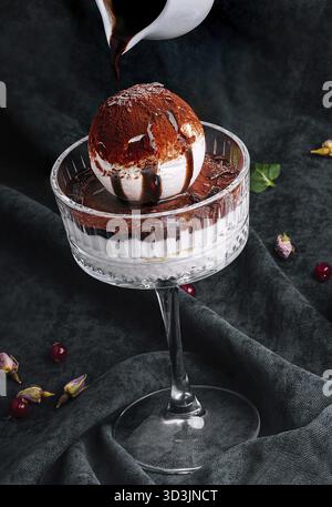 Essen, Schokolade auf Tiramisu-Eis gießen Stockfoto