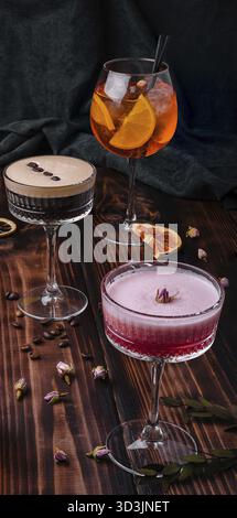 Essen, verschiedene bunte exotische alkoholische Cocktails auf Holz Stockfoto