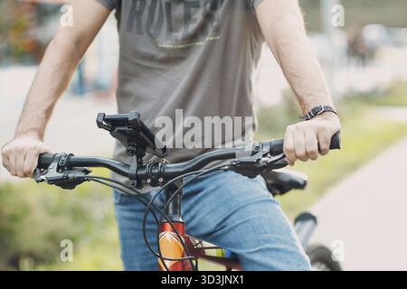 Mann plant Route mit GPS-Navigations-Anwendung im Handy auf seinem Fahrrad Stockfoto