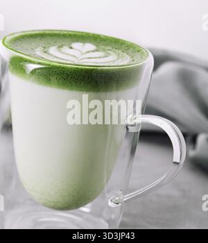 Essen, Glasbecher frischer Matcha Latte Nahaufnahme Stockfoto