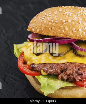 Essen, frischer leckerer Burger auf schwarzem Hintergrund Stockfoto