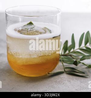 Essen, Eistee im Glas mit Eiswürfeln Stockfoto