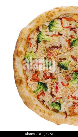 Essen, frische italienische Pizza mit Hähnchenfilet, Pilzen, Brokkoli, Käse auf weiß Stockfoto