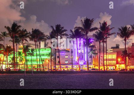 Miami Beach, USA - 10. September 2019: Ocean Drive Miami Beach bei Sonnenuntergang. Die Skyline der Stadt mit Palmen in der Abenddämmerung. Art Deco von South Beach Stockfoto