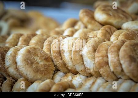 Großer Teller mit köstlichen kleinen süßen Bunsandkuchen in der Bäckerei in China Stockfoto