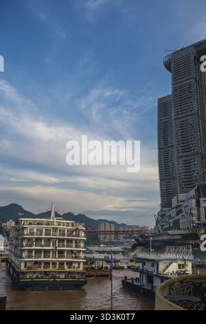 Chongqing, China - August 2019: Rückseite des luxuriösen Kreuzfahrtschiffs, das im Hafen am Ufer des Jangtsekiang in der Stadt Chongqing angedockt ist Stockfoto