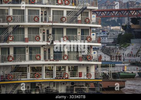 Chongqing, China - August 2019: Rückseite des luxuriösen Kreuzfahrtschiffs, das im Hafen am Ufer des Jangtsekiang in der Stadt Chongqing angedockt ist Stockfoto