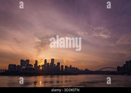 Chongqing, China - August 2019 : Blick auf die hohen Hochhäuser in der Stadt Chongqing in der Abenddämmerung Stockfoto