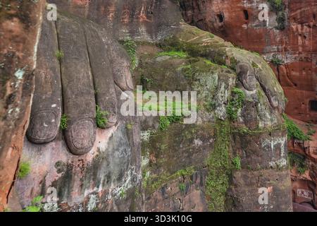 Die Nahaufnahme der Hände des Riesen Leshan Buddha, einer 71 Meter hohen Steinstatue, die zwischen 713 und 803 während der Tang Dynastie erbaut wurde. Befindet sich im c Stockfoto