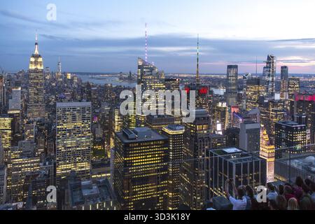 NEW YORK, USA - 17. Mai, 2019: Touristen Bilder von einem Dach auf Manhattan Wolkenkratzer Rockefeller Center Stockfoto