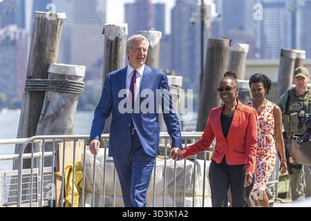 New York, NY, USA - 16. Mai 2019: Der Bürgermeister von New York Bill de Blasio und seine Frau Chirlane McCray treffen am Freiheitsstatue Museum ein, das Celebra eröffnet Stockfoto