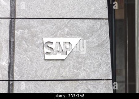 NEW YORK, USA - 17. MAI 2019: Logo des deutschen multinationalen SAP-Softwareunternehmens am Hauptsitz in New York Stockfoto