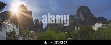 Panoramablick auf die beeindruckenden Felsformationen und Landschaft als in der kleinen Siedlung in Kastraki Meteora in der Abenddämmerung gesehen, Trikala, Griechenland Stockfoto