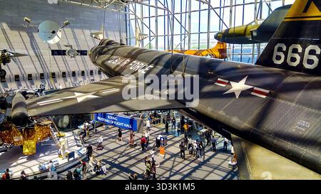 Menschenmassen unter hängenden Flugzeugen der US Air Force in der Boeing Milestones of Flight Hall im Smithsonian National Air and Space Museum, Washington, DC. Stockfoto