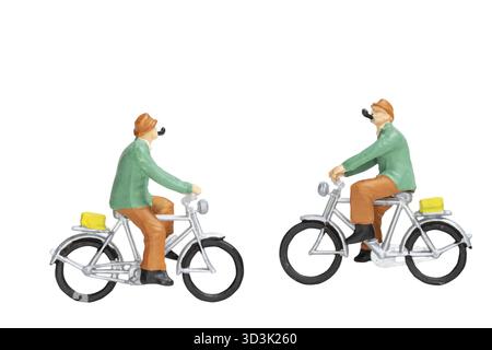 Miniaturreisende mit Fahrradisolat auf weißem Hintergrund und Abschneideweg Stockfoto