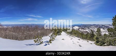 Herrlichem Bergblick Winterlandschaft Panorama wie aus dem Berg Lovcen in Nationalpark Lovcen, Montenegro gesehen Stockfoto