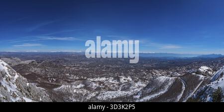 Herrlichem Bergblick Winterlandschaft Panorama wie aus dem Berg Lovcen in Nationalpark Lovcen, Montenegro gesehen Stockfoto