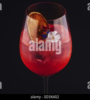Essen, Negroni-Cocktail mit Orangenschale und Eis Stockfoto