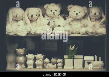 Bydgoszcz, Polen - August 2017 : Kuschelbärenspielzeug zum Verkauf in einem Schaufenster Stockfoto