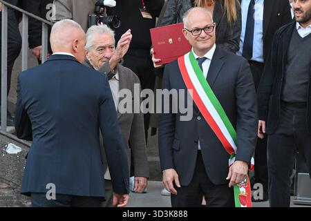 Roma, Latium. November 2025. Der amerikanische Schauspieler Robert de Niro erhält die Lupa Capitolina-Auszeichnung vom Bürgermeister von Rom Roberto Gualtieri im Campidoglio. Rom (Italien), 6. November 2025 Credit: massimo insabato/Alamy Live News Stockfoto