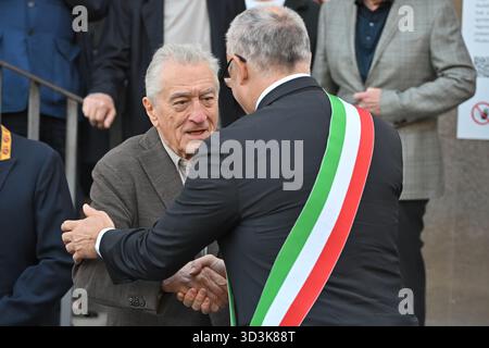 Roma, Latium. November 2025. Der amerikanische Schauspieler Robert de Niro erhält die Lupa Capitolina-Auszeichnung vom Bürgermeister von Rom Roberto Gualtieri im Campidoglio. Rom (Italien), 6. November 2025 Credit: massimo insabato/Alamy Live News Stockfoto