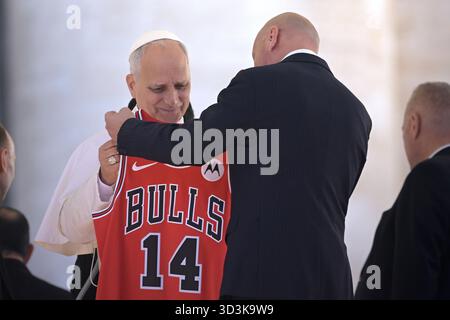 Vatikanstadt, Vatikanstadt. November 2025. Papst Leo XIV. Bei der Generalaudienz am Mittwoch auf dem Petersplatz. Vatikanstadt (Vatikan), 5. November 2025 Credit: dpa/Alamy Live News Stockfoto