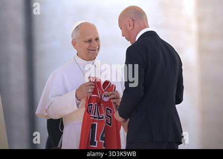 Vatikanstadt, Vatikanstadt. November 2025. Papst Leo XIV. Bei der Generalaudienz am Mittwoch auf dem Petersplatz. Vatikanstadt (Vatikan), 5. November 2025 Credit: dpa/Alamy Live News Stockfoto