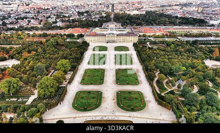Die Luftpracht des Schlosses Schönbrunn und des Großen Parterre Stockfoto