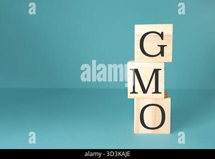 Das Bild ist ein Stapel Holzblöcke mit den Buchstaben GMO oben. Genetisch Veränderter Organismus Stockfoto