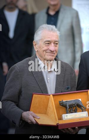 Rom, Italien. November 2025. ROM, ITALIEN - 6. NOVEMBER: Robert de Niro und Bürgermeister Roberto Gualtieri werden am 6. November 2025 in Rom, Italien, in Campidoglio gesehen. Quelle: dpa/Alamy Live News Stockfoto
