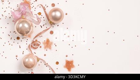 Weihnachten Komposition. Weihnachtskugeln, pink und silber Dekorationen auf weißem Hintergrund. Flach, Ansicht von oben, kopieren Raum Stockfoto