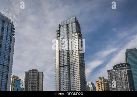 Chongqing, China - August 2019 : Moderne Geschäfts- und Geschäftsgebäude im Jiefangbei-Viertel in der Innenstadt von Chongqing Stockfoto