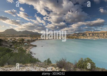 Panoramablick über Albir in Alicante, Spanien an sonnigen Tagen. Albir ist das wichtigste Touristenziel in Costa Blanca Stockfoto