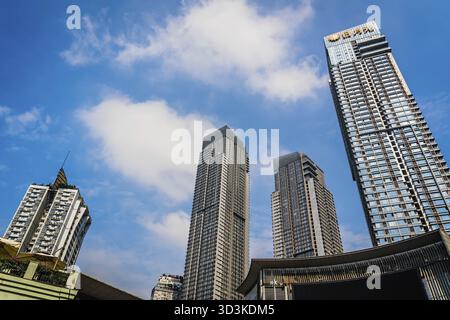 Chongqing, China - August 2019 : moderne Gebäude aus kommerziellen und geschäftlichen Wolkenkratzern im Bezirk Jiefangbei in der Stadt Chongqing Stockfoto
