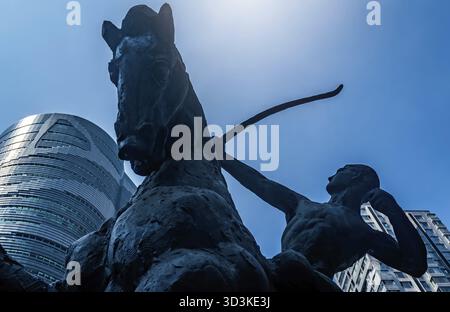 Chongqing, China - August 2019: Statue des Pferdes und des Bogenschützen im Zentrum der Stadt Chongqing Stockfoto