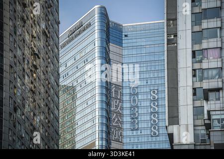 Chongqing, China - August 2019 : Moderne Geschäfts- und Geschäftsgebäude im Jiefangbei-Viertel in der Innenstadt von Chongqing Stockfoto