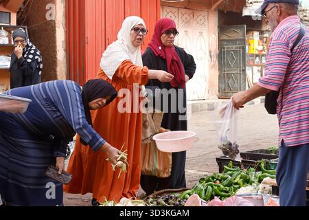 Straßenmarkt in der Medina, Marrakesch, Marokko Stockfoto
