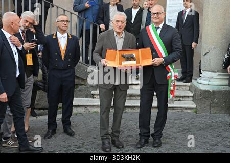 Roma, Latium. November 2025. Der amerikanische Schauspieler Robert de Niro erhält die Lupa Capitolina-Auszeichnung vom Bürgermeister von Rom Roberto Gualtieri im Campidoglio. Rom (Italien), 06. November 2025 AllShotLive-Credit: SIPA USA/Alamy Live News Stockfoto