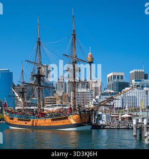 Nachbildung der HMS Endeavour, eines historischen hölzernen Segelschiffes, das im National Maritime Museum in Darling Harbour, Sydney, New South Wales, Australien, vor Anker liegt. Stockfoto