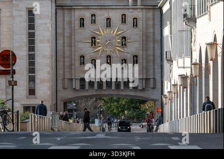Kreative Komposition am Kunstberg (Mont des Arts) in Brüssel mit dem Dynastiegebouw (Palais de la Dynastie) und dem Glockenturm des Carillon Stockfoto
