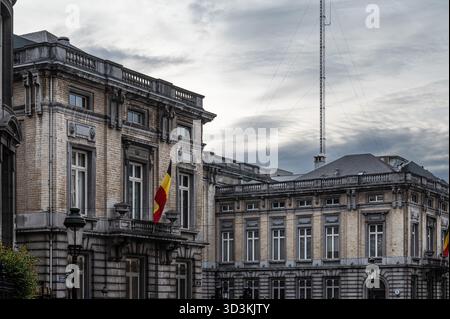 Blick auf die hintere Fassade des belgischen Bundesparlaments (Federaal Parlement / Palais de la Nation) im Zentrum von Brüssel, wobei das B deutlich zu sehen ist Stockfoto