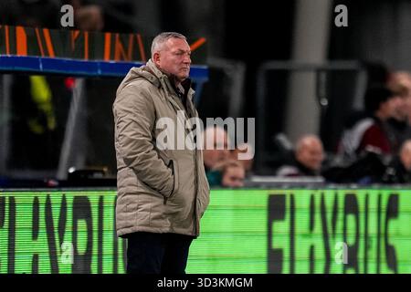 UTRECHT, NIEDERLANDE - 6. NOVEMBER: FC Utrecht-Cheftrainer Ron Jans sieht sich beim Spiel der UEFA Europa League 2025/26 League Phase MD4 zwischen dem FC Utrecht und dem FC Porto am 6. November 2025 im Stadion Galgenwaard in Utrecht, Niederlande, an. (Foto: Rene Nijhuis) Stockfoto