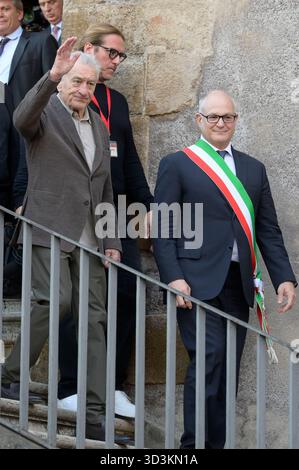 Rom, Italien. November 2025. Robert de Niro kommt auf dem Kapitolshügel an, um die Auszeichnung des Kapitolinischen Wolfs zu erhalten. Quelle: SOPA Images Limited/Alamy Live News Stockfoto